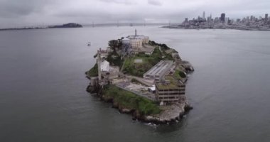 San Francisco Körfezi 'ndeki Alcatraz adasının havadan görünüşü. ABD. En ünlü Alcatraz Hapishanesi, Hapishane. Gezici bir yer. İHA.