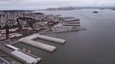 San Francisco 'daki Embarcadero. İskele, Doğu Rıhtımı ve San Francisco, San Francisco, California Limanı 'nın yolu. ABD. İHA