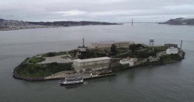 San Francisco Körfezi 'ndeki Alcatraz adasının havadan görünüşü. ABD. En ünlü Alcatraz Hapishanesi, Hapishane. Gezici bir yer. İHA.