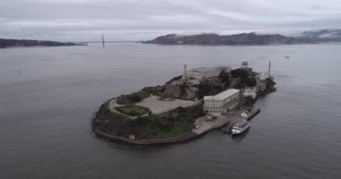 San Francisco Körfezi 'ndeki Alcatraz adasının havadan görünüşü. ABD. En ünlü Alcatraz Hapishanesi, Hapishane. Gezici bir yer. İHA.