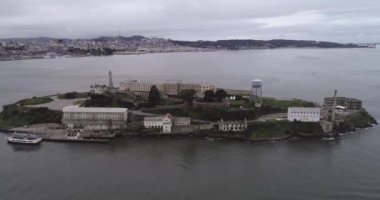 San Francisco Körfezi 'ndeki Alcatraz adasının havadan görünüşü. ABD. En ünlü Alcatraz Hapishanesi, Hapishane. Gezici bir yer. İHA.