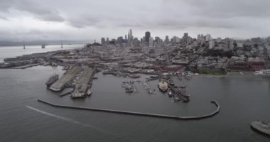 San Francisco Cityscape ve Fonda Balıkçı İskelesi. Bulutlu bir gün. İş Bölgesi ve Gökdelenler Arkaplanda. Kaliforniya, ABD. İHA