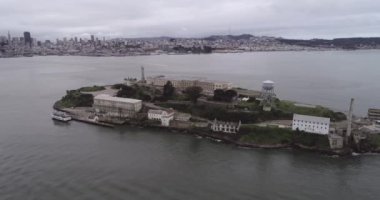 San Francisco Körfezi 'ndeki Alcatraz adasının havadan görünüşü. ABD. En ünlü Alcatraz Hapishanesi, Hapishane. Gezici bir yer. İHA.