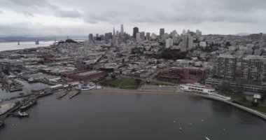 San Francisco Cityscape ve Fonda Balıkçı İskelesi. Bulutlu bir gün. İş Bölgesi ve Gökdelenler Arkaplanda. Kaliforniya, ABD. İHA