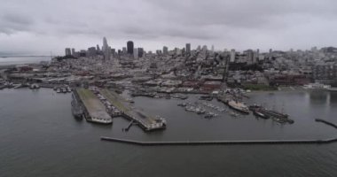 San Francisco Cityscape ve Fonda Balıkçı İskelesi. Bulutlu bir gün. Sucul Parkı İskelesi, Koyu ve San Francisco Belediye İskelesi. Arka plandaki Denizcilik Ulusal Tarihi Parkı. Kaliforniya mı? İHA