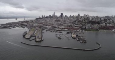 San Francisco Cityscape ve Fonda Balıkçı İskelesi. Bulutlu bir gün. İş Bölgesi ve Gökdelenler Arkaplanda. Kaliforniya, ABD. İHA