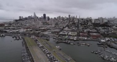 San Francisco Cityscape ve Fonda Balıkçı İskelesi. Bulutlu bir gün. Sucul Parkı İskelesi, Koyu ve San Francisco Belediye İskelesi. Arka plandaki Denizcilik Ulusal Tarihi Parkı. Kaliforniya mı? İHA