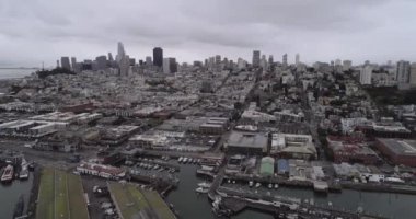 San Francisco Cityscape ve Fonda Balıkçı İskelesi. Bulutlu bir gün. Sucul Parkı İskelesi, Koyu ve San Francisco Belediye İskelesi. Arka plandaki Denizcilik Ulusal Tarihi Parkı. Kaliforniya mı? İHA