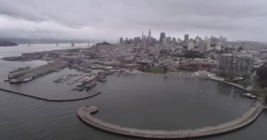 San Francisco Cityscape ve Fonda Balıkçı İskelesi. Bulutlu bir gün. Sucul Parkı İskelesi, Koyu ve San Francisco Belediye İskelesi. Arka plandaki Denizcilik Ulusal Tarihi Parkı. Kaliforniya mı? İHA