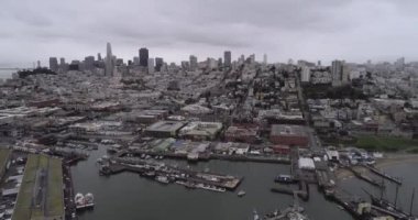 San Francisco Cityscape ve Fonda Balıkçı İskelesi. Bulutlu bir gün. Sucul Parkı İskelesi, Koyu ve San Francisco Belediye İskelesi. Arka plandaki Denizcilik Ulusal Tarihi Parkı. Kaliforniya mı? İHA