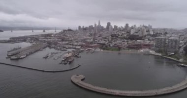 San Francisco Cityscape ve Fonda Balıkçı İskelesi. Bulutlu bir gün. Sucul Parkı İskelesi, Koyu ve San Francisco Belediye İskelesi. Arka plandaki Denizcilik Ulusal Tarihi Parkı. Kaliforniya mı? İHA