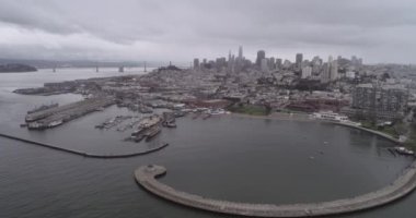 San Francisco Cityscape ve Fonda Balıkçı İskelesi. Bulutlu bir gün. Sucul Parkı İskelesi, Koyu ve San Francisco Belediye İskelesi. Arka plandaki Denizcilik Ulusal Tarihi Parkı. Kaliforniya mı? İHA