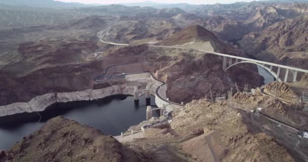 Hooverdammen Nevada Mountain Och Colorado River Bakgrunden Väg Och Bro — Stockvideo