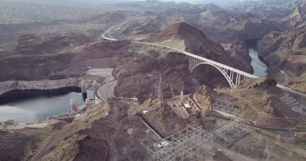 ネバダ州のフーバーダム 山とコロラド川を背景に 道路と橋 ドローン — ストック動画