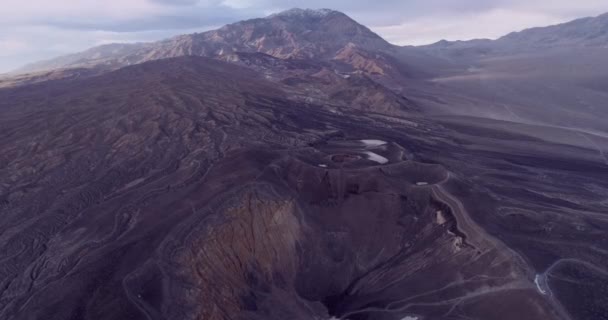 死の谷と美しいUbehebe Crater カリフォルニアだ 背景に美しい朝の色とカラフルな風景 観光地 ゴールデンアワー — ストック動画