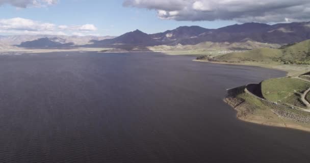 Jezioro Isabella Kalifornii Piękne Niebo Chmury Góry Tle Jasny Słoneczny — Wideo stockowe