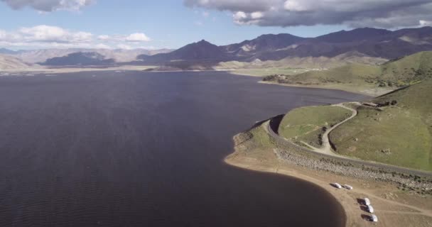 Isabella Lake Kaliforniában Gyönyörű Felhős Hegy Háttérben Szép Napsütést Drón — Stock videók