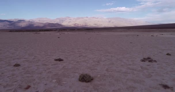 Sandy Salty Death Valley Ground Surface Californië Berg Achtergrond Een — Stockvideo