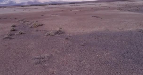 Sandy Tuzlu Ölüm Vadisi Kaliforniya Abd Arka Plandaki Dağ Drone — Stok video