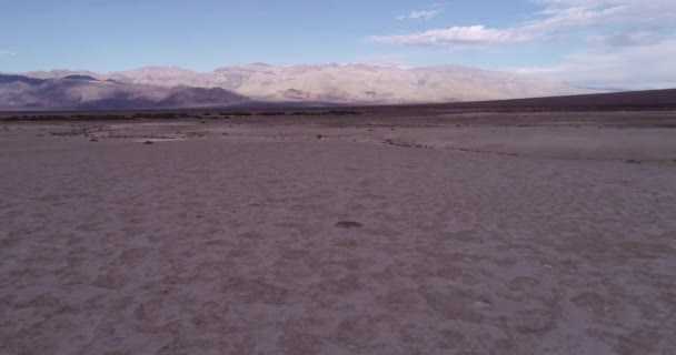 Sandy Salty Death Valley Ground Surface Гора Задньому Плані Дрони — стокове відео