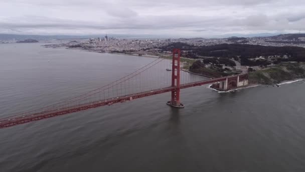 加州旧金山的金门大桥背景为城市景观和阿尔卡特拉兹岛 多云的一天 — 图库视频影像