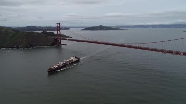 Golden Gate Híd San Franciscóban Kaliforniában Felhős Égbolt Alcatraz Sziget — Stock videók
