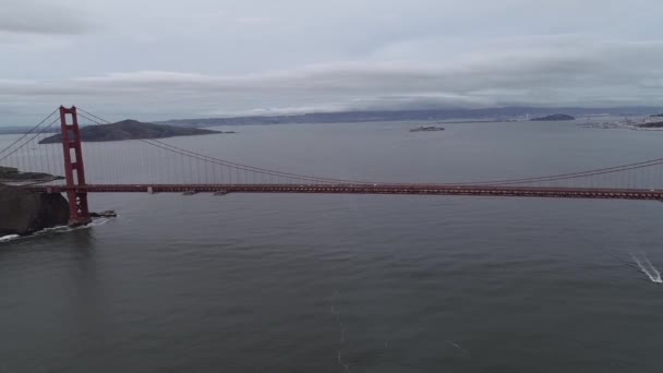 加州旧金山的金门大桥背景是多云的天空 — 图库视频影像