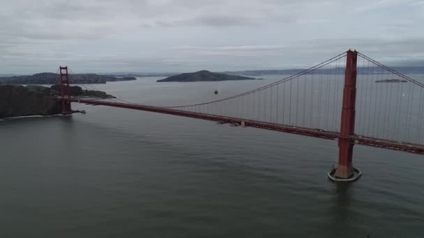 Most Golden Gate San Francisco Kalifornia Chmurne Niebo Wyspa Alcatraz — Wideo stockowe