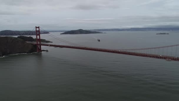 カリフォルニア州サンフランシスコのゴールデンゲートブリッジ 曇った空 アルカトラズ島と刑務所を背景に アメリカだ ドローン — ストック動画
