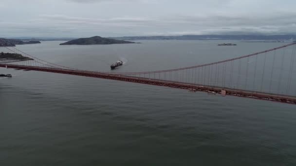 Puente Golden Gate San Francisco California Cielo Nublado Isla Alcatraz — Vídeos de Stock