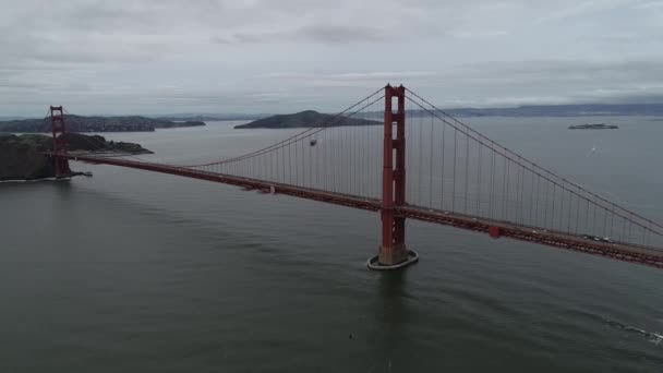 Golden Gate Híd San Franciscóban Kaliforniában Felhős Égbolt Alcatraz Sziget — Stock videók