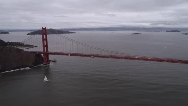 旧金山的金门大桥多云的一天 观光物件 加州或美国最有名的桥 — 图库视频影像