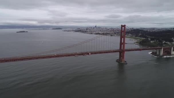サンフランシスコのゴールデンゲートブリッジ 曇りの日 観光地 カリフォルニア州または米国で最も有名な橋 ドローン — ストック動画