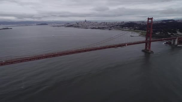 Golden Gate Bridge San Francisco Cloudy Day Sightseeing Object Most — Stock Video