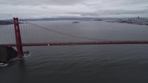 Golden Gate Bridge San Francisco Cloudy Day Sightseeing Object Most — Stock Video