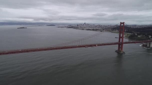 旧金山的金门大桥多云的一天 观光物件 加州或美国最有名的桥 — 图库视频影像