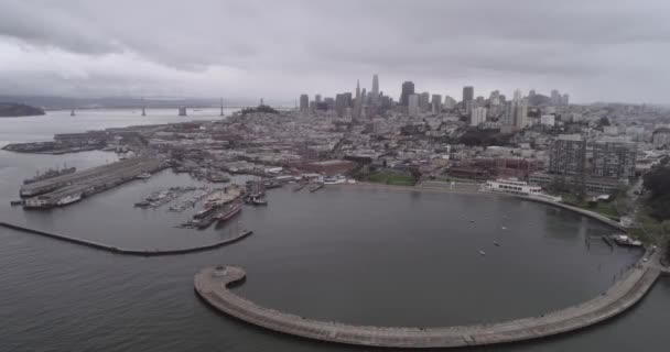 Σαν Φρανσίσκο Cityscape Και Προβλήτα Του Ψαρά Στο Παρασκήνιο Συννεφιασμένη — Αρχείο Βίντεο