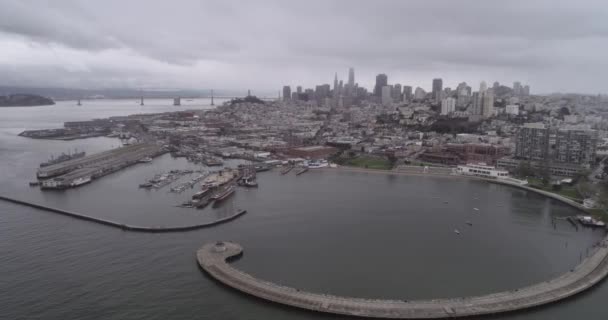 サンフランシスコの街並みと漁師の埠頭を背景にしています 曇りの日 サンフランシスコのアクアティック パーク コーブ シティ 背景に海洋国立歴史公園 カリフォルニアだ ドローン — ストック動画