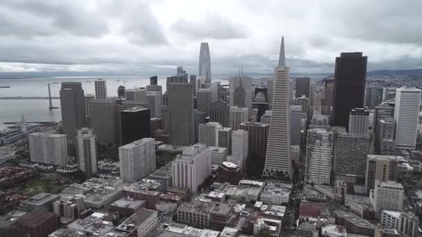 サンフランシスコの街の風景 スカイスクレーパーを背景にしたビジネス街 金融街 カリフォルニア アメリカ ドローン — ストック動画
