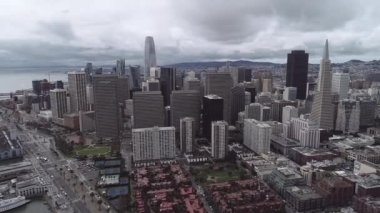 San Francisco Şehri manzarası. Arka planda gökdelen olan bir iş bölgesi. Finans Bölgesi. Kaliforniya, ABD. İHA