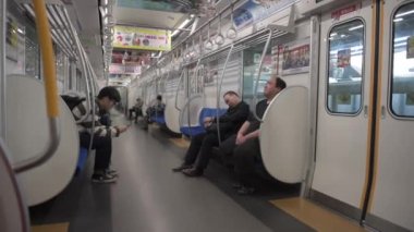 Tokyo Metro Treni ve araba dolusu insan. İşten Sonra Eve Dönüş Günü