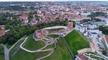 Litvanya, Vilnius İş Bölgesi. İş Binası Üzerine Luminor Banka Binası ve Adı.