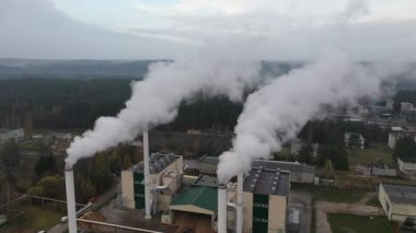 Duman ve karbondioksit salınımlı baca. Fabrika borularından duman emisyonu. Litvanya 'da Isıtma Mevsimi