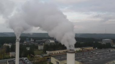 Duman ve karbondioksit salınımlı baca. Fabrika borularından duman emisyonu. Litvanya 'da Isıtma Mevsimi
