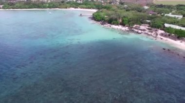 Mauritius Adası 'ndaki Albion Sahili ve Hint Okyanusu. Arka planda Düşük Gelgit.
