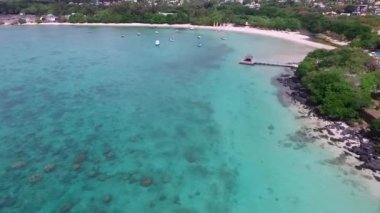 Mauritius Adası 'ndaki Albion Sahili ve Hint Okyanusu. Arka planda Düşük Gelgit.