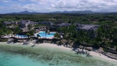 Mauritius 'taki Belle Mare Lüks Plajı ve Oteli. Manzara ve Arka planda Hint Okyanusu. Güzel Sahil ve Temiz Su.