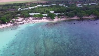 Mauritius Adası 'ndaki Albion Sahili ve Hint Okyanusu. Arka planda Düşük Gelgit.