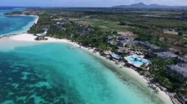 Mauritius 'taki Belle Mare Lüks Plajı ve Oteli. Manzara ve Arka planda Hint Okyanusu. Güzel Sahil ve Temiz Su.