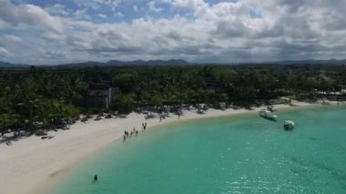 Mauritius 'taki Belle Mare Lüks Plajı ve Oteli. Manzara ve Arka planda Hint Okyanusu. Güzel Plaj ve İnsanlarla Temiz Su